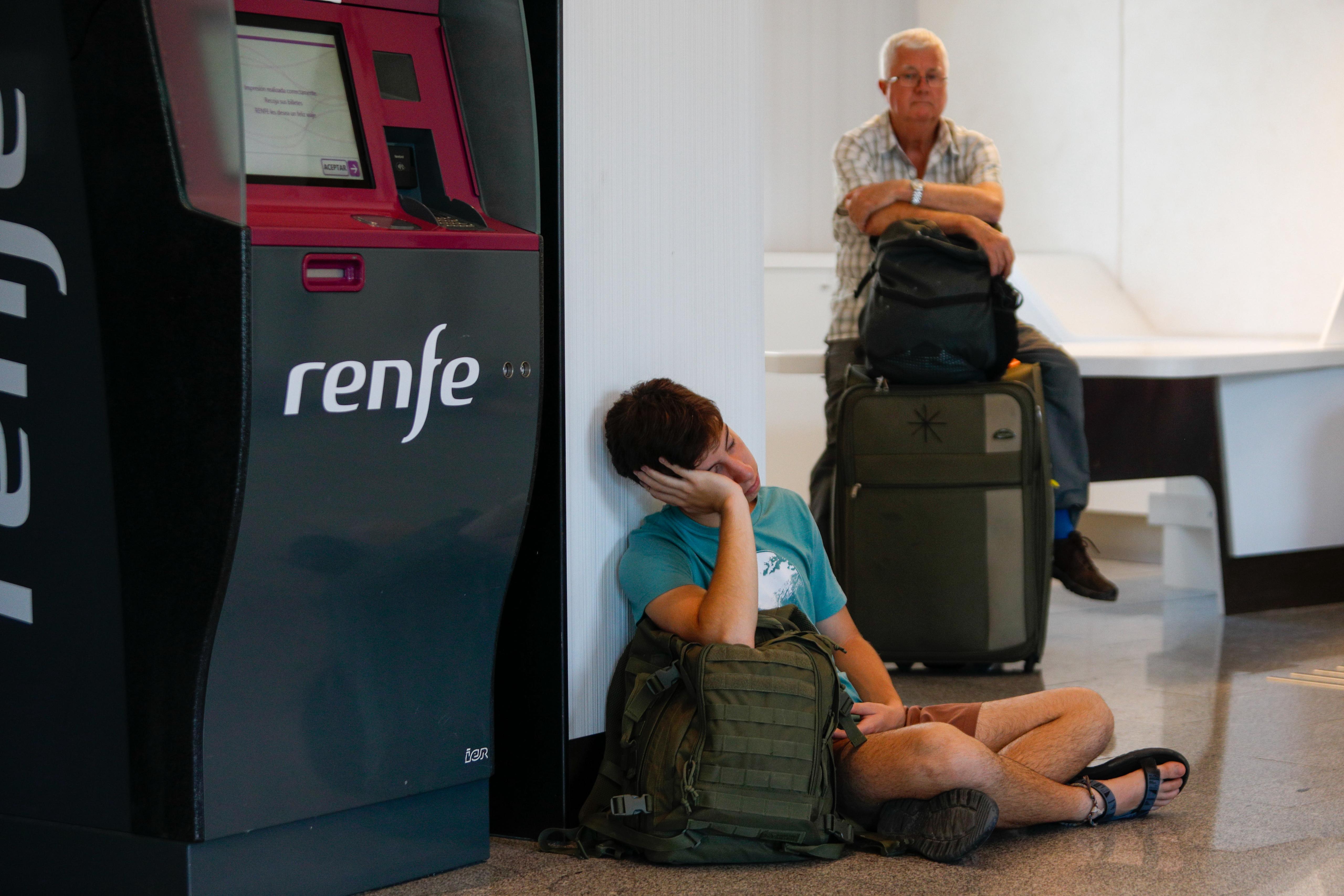 Las imágenes de la espera y la desesperación en la estación de tren de Granada
