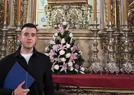 El hermano mayor electo bajo la imponente Soledad de Mora