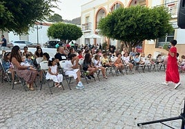 La actriz y cuentacuentos, Paula Mandarina, regresa a Enix este verano.