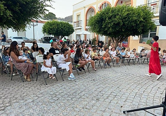 La actriz y cuentacuentos, Paula Mandarina, regresa a Enix este verano.