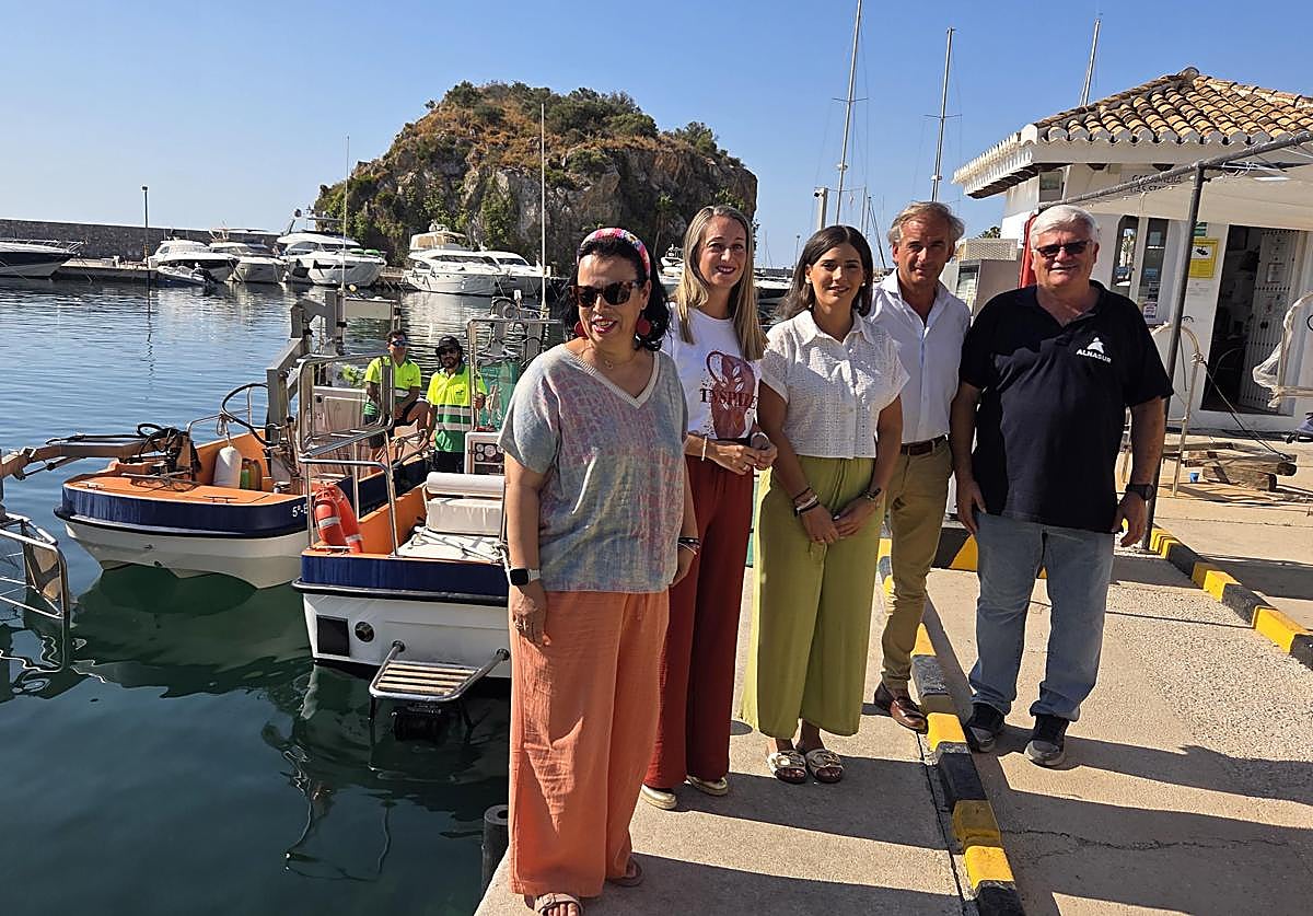 Almuñécar pone en marcha el servicio de limpieza del agua del mar