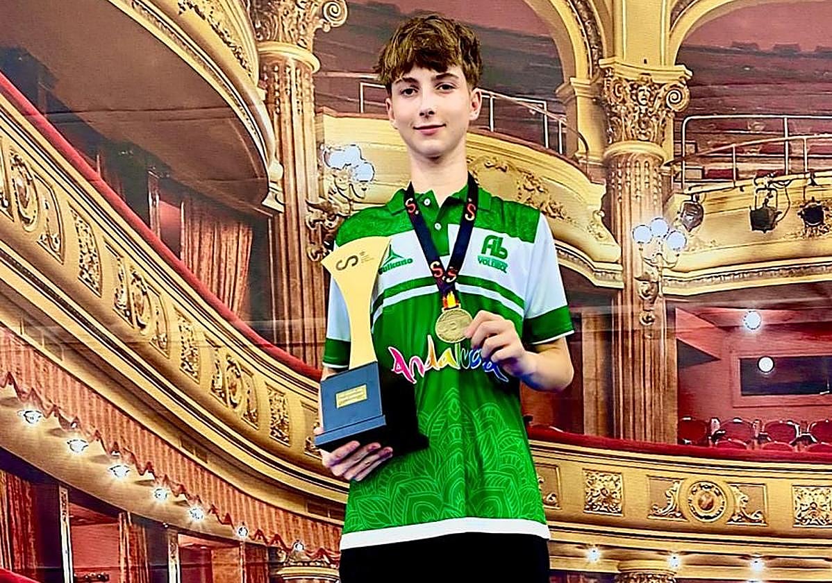 El joven campeón posa con el trofeo y su medalla.