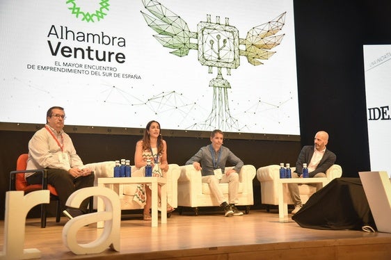 Mesa redonda entre Miriam Gutiérrez, Óscar Sanz y Luis Miguel Nebot.
