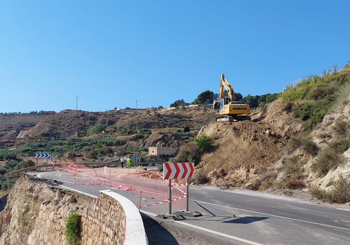 Las obras de emergencia en la carretera A-1075 a su paso por Alhama...