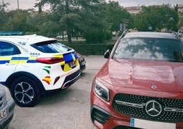 Una mujer bloquea a la Polica en doble fila para ir a comprar dulces