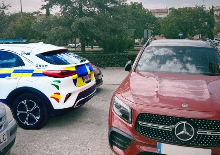 «Aparcamiento sujétame el cubata»: una mujer bloquea a la Policía en doble fila para ir a comprar dulces