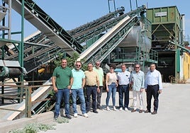 El equipo de Conde de Benalúa en la nueva almazara adquirida en Deifontes.