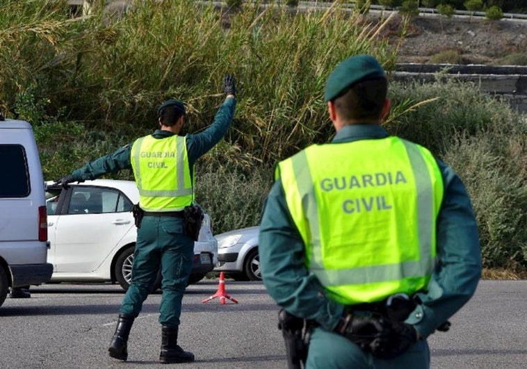 Un guardia civil salva la vida al evitar ser atropellado por un ladrón que huía con un fregadero robado