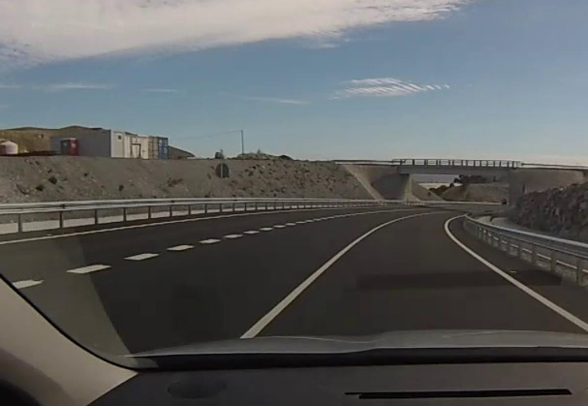 Cuanto más anchas sean las líneas de la carretera más lento circulan los conductores