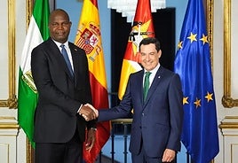 El presidente de la Junta de Andalucía, Juanma Moreno, ha mantenido un encuentro este miércoles en el Palacio de San Telmo de Sevilla con el presidente de la República de Mozambique, Daniel Chapo