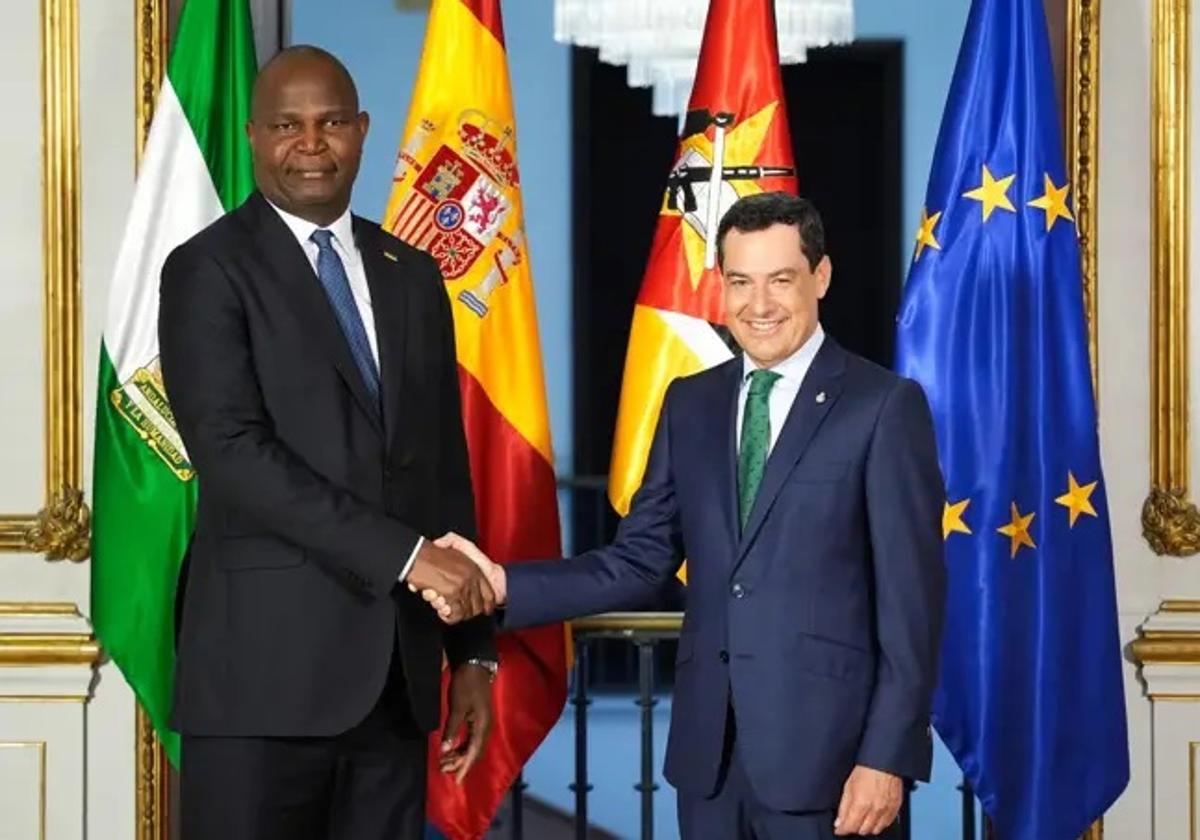 El presidente de la Junta de Andalucía, Juanma Moreno, ha mantenido un encuentro este miércoles en el Palacio de San Telmo de Sevilla con el presidente de la República de Mozambique, Daniel Chapo