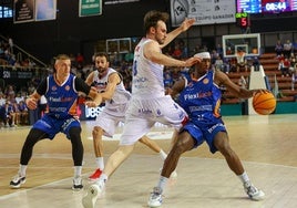Travis Munnings (d), en el duelo entre el Fuenlabrada y el Obradoiro de hace unas semanas.