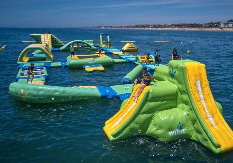 El parque acuático en mitad del mar único en Andalucía