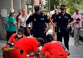 Sanitarios y policía, ayudando al hombre que sufrió la crisis epiléptica.