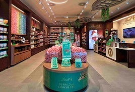 Así es la primera tienda de Lindt en Granada.