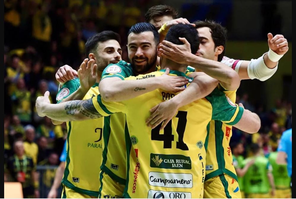 Alegría en el equipo de Jaén Paraíso Interior por un tanto durante un partido de liga.