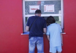 Firmando su fidelidad.