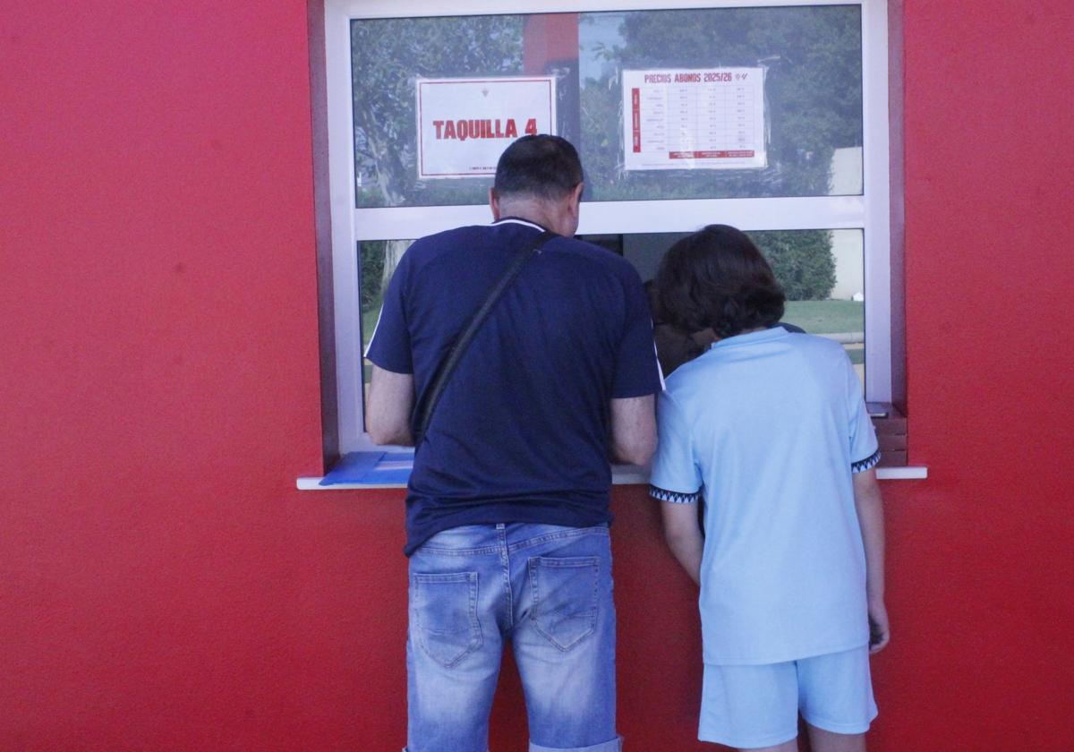 Firmando su fidelidad.