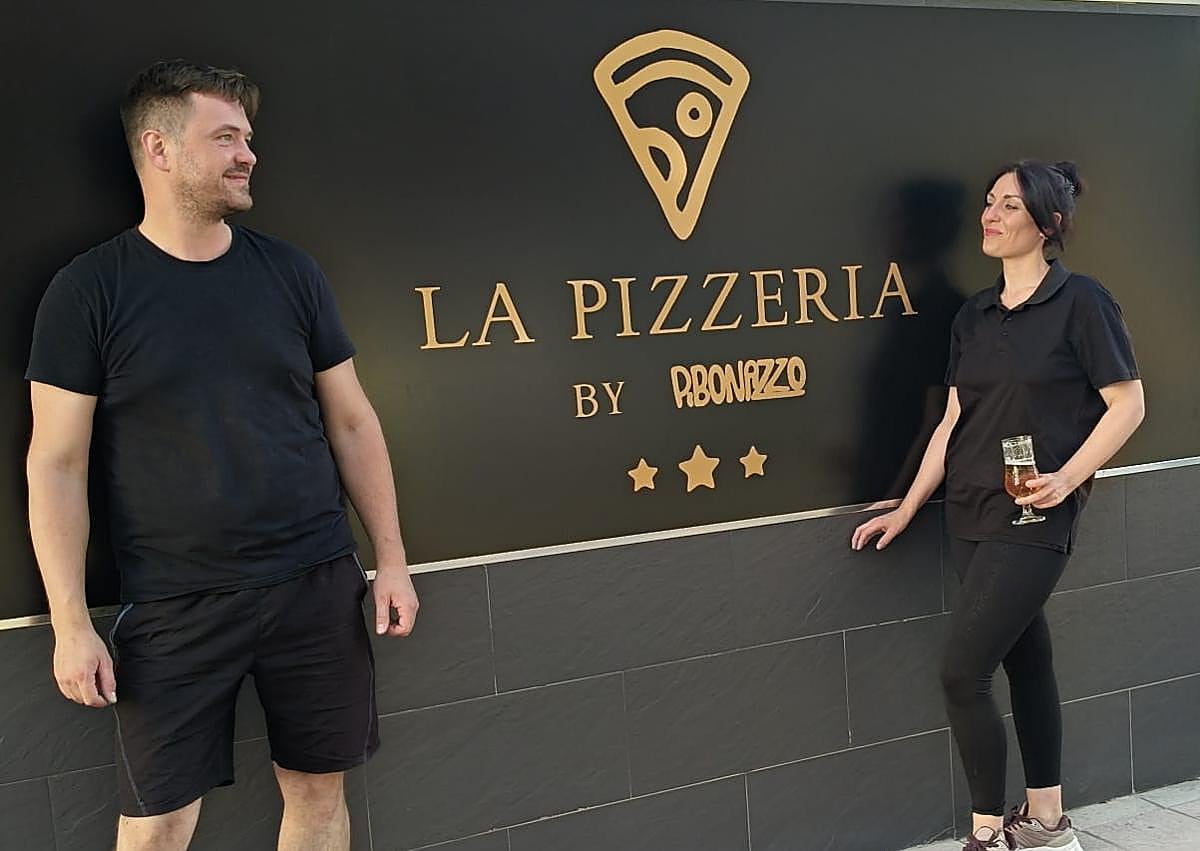 Imagen secundaria 1 - El restaurante que trae a Granada la pizza de Roma: «Es muy diferente»