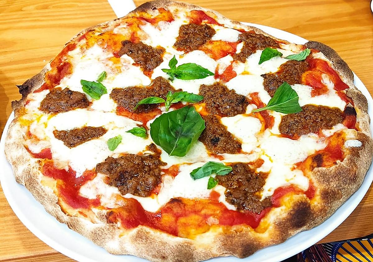 Imagen principal - El restaurante que trae a Granada la pizza de Roma: «Es muy diferente»