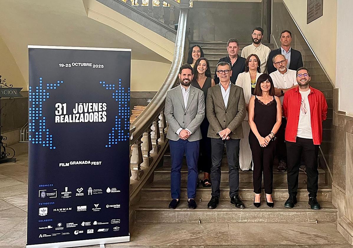 Foto de familia de organizadores e instituciones que respaldan el Festival de Jóvenes Realizadores.