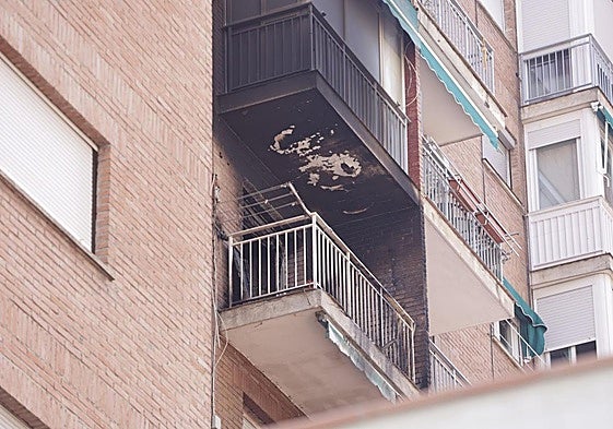 Piso incendiado en la Chana este martes por la noche.