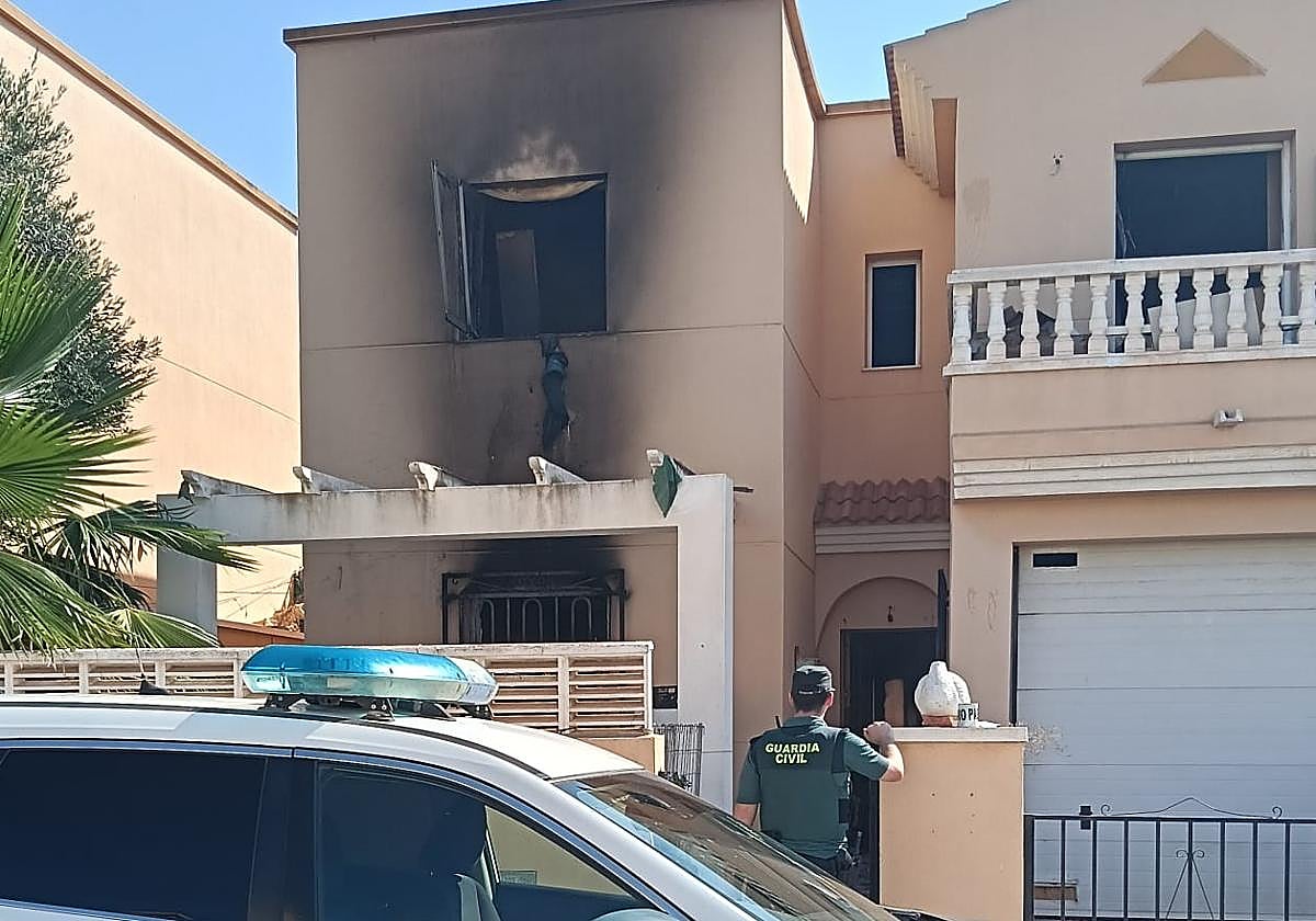 Un incendio por un enganche ilegal provoca el derrumbe de una vivienda en San Isidro