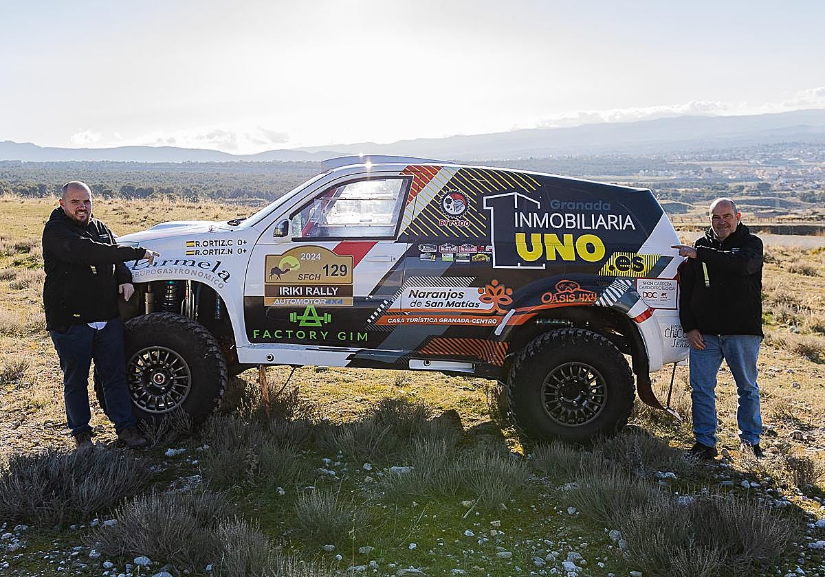 Padre e hijo, junto a su vehículo de competición en una imagen de archivo.