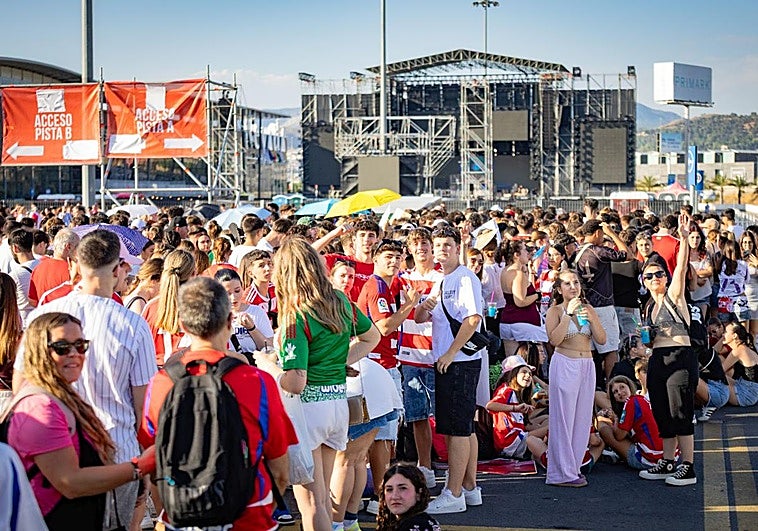 Los asistentes al concierto de Saiko guardaron cola sin problemas.