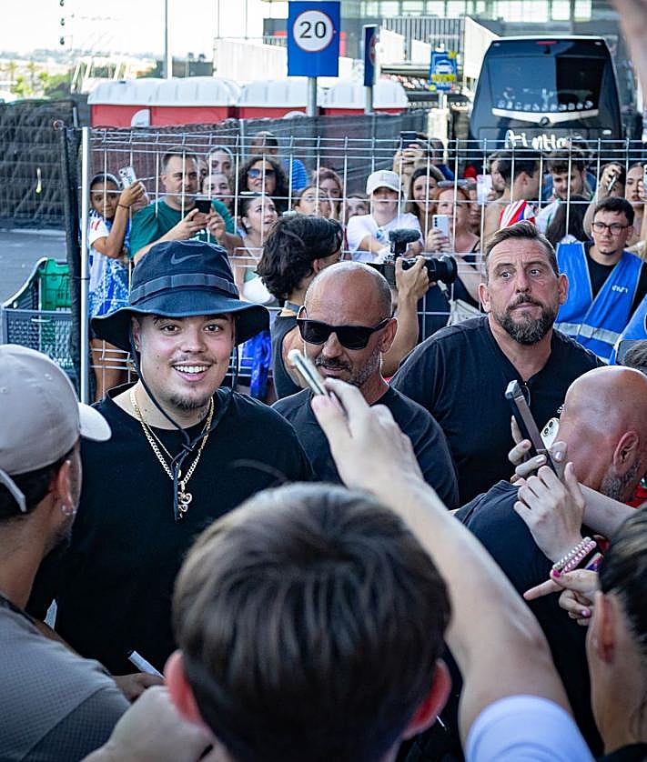 Imagen secundaria 2 - Los outfits preferidos de los asistentes al concierto de Saiko son el brilli-brilli y las camisetas del Granada C. F. Saiko se paró a saludar a sus fans tras la prueba de sonido.