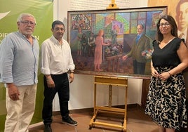 Juan Molino, Paco Reyes y África Colomo, junto al cuadro donado.