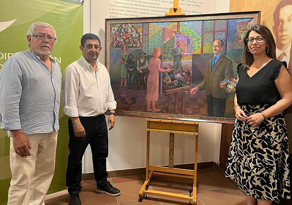 Juan Molino, Paco Reyes y África Colomo, junto al cuadro donado.