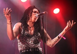 Nikky Hill con su estilo personal y rompedor.