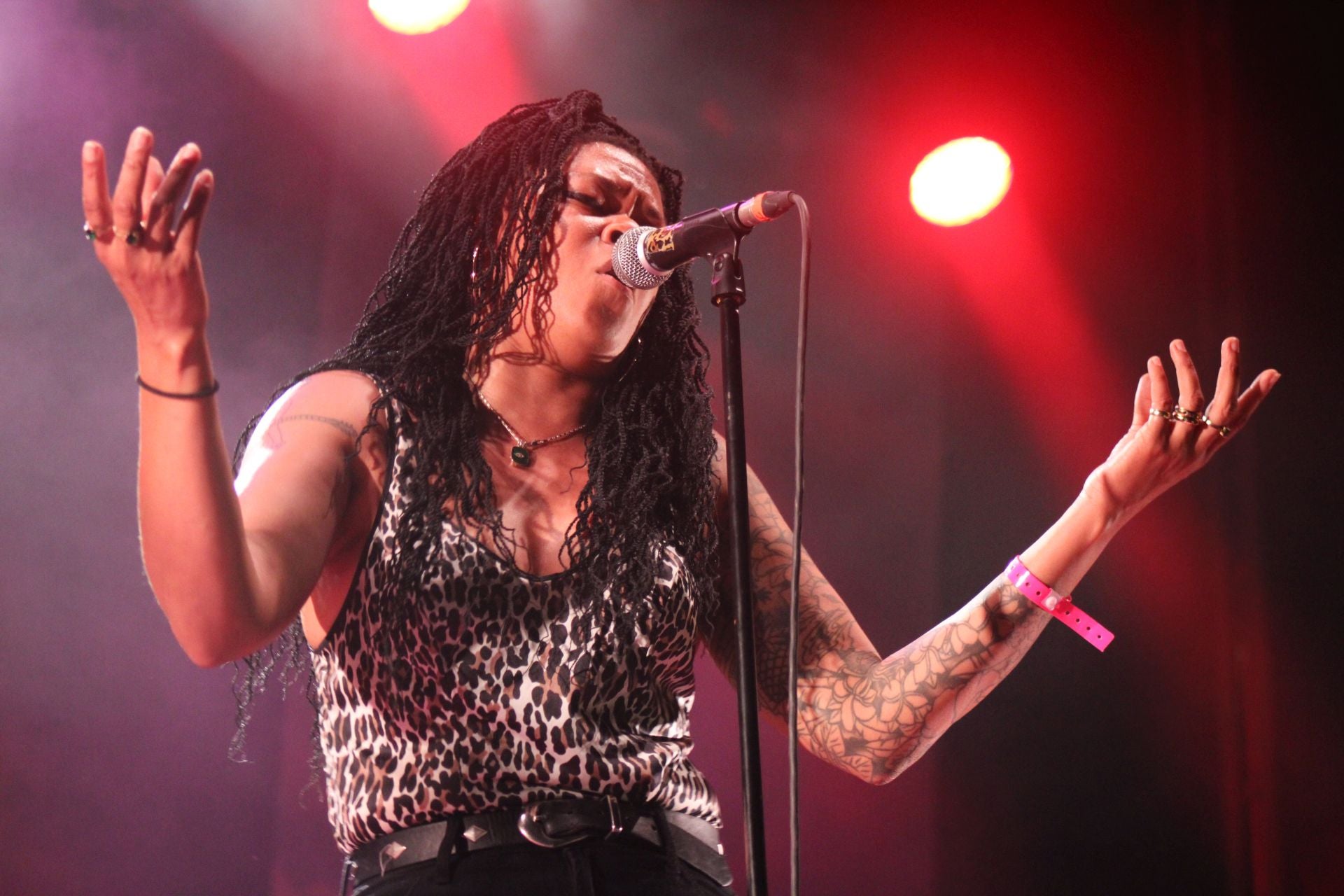 Nikky Hill con su estilo personal y rompedor.