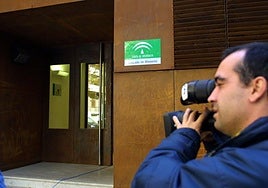 Un cámara toma imágenes de la entrada a los juzgados de Menores de Granada.