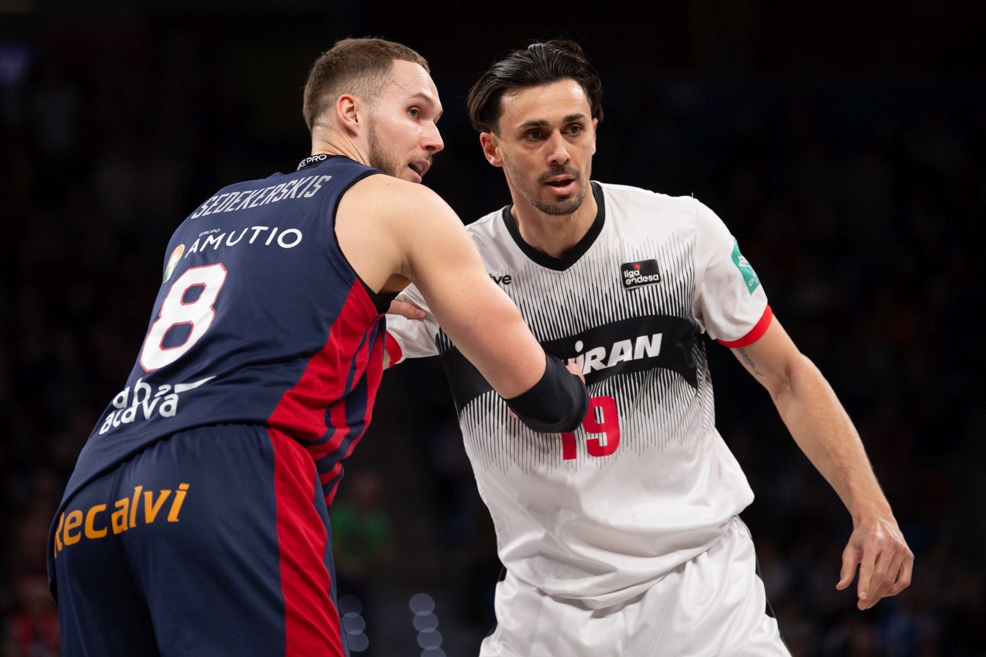Pere Tomàs (d) porfía por la posición con el jugador del Baskonia, Tadas Sedekerskis.