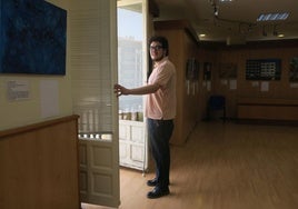 Yerko Alfaro, en la sala de exposiciones del Centro Artístico.