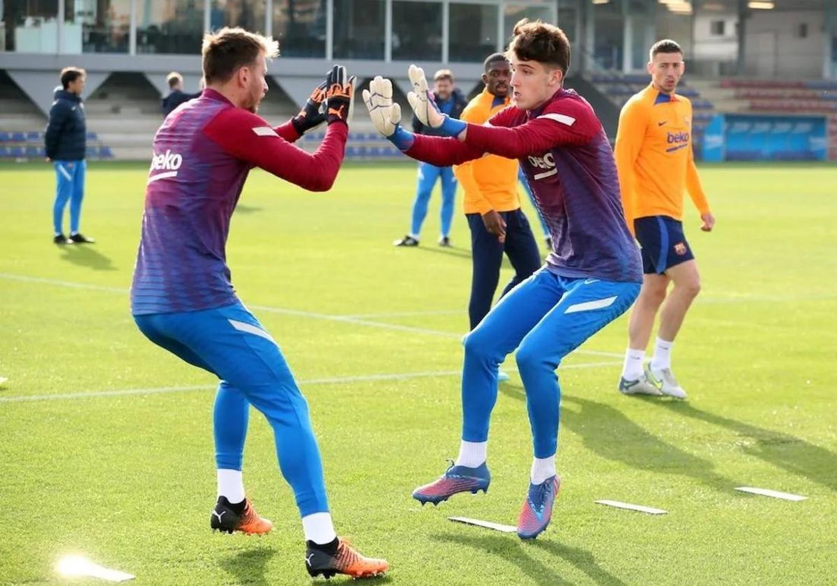 Astralaga, con Neto, en un entrenamiento del primer equipo del FC Barcelona hace un tiempo, con Dembelé y Lenglet detrás.