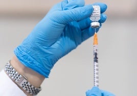 Una sanitaria prepara una dosis de una vacuna.