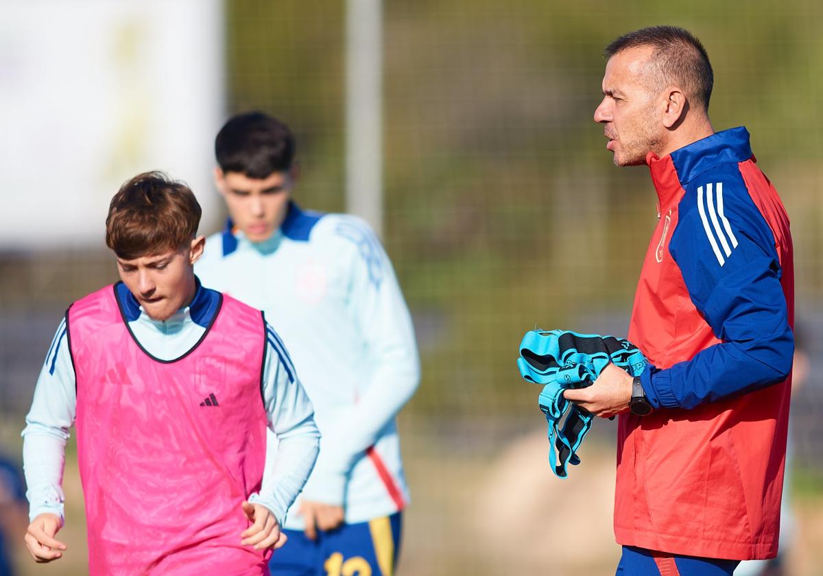 El preparador físico Miguel Ángel Campos, en un entrenamiento con España sub 15.