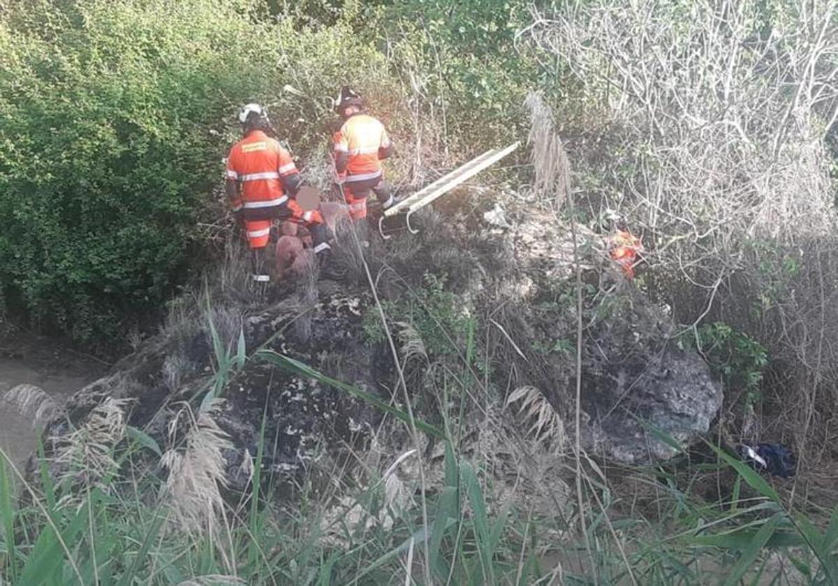 Bomberos de Guadix en el Pozo de la Raja en una actuación anterior