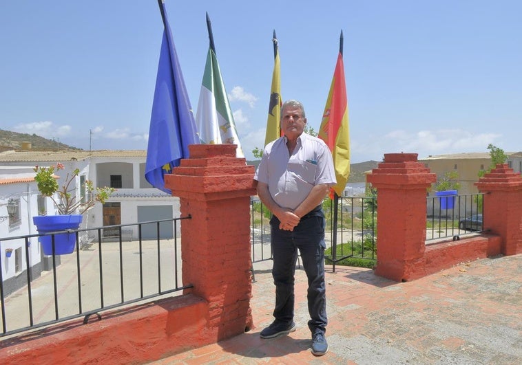 El alcalde de un pueblo de Granada que lleva 30 años gobernando sin sueldo