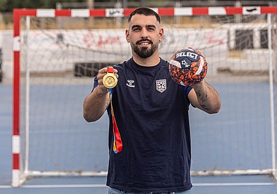 El paduleño Diego Vera posa sobre la pista con un balón y la medalla de su ascenso con Alicante.