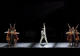 Un momento de la coreografía de Angelin Preljocaj sobre 'El lago de los cisnes'.