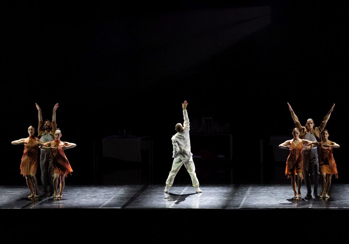 Un momento de la coreografía de Angelin Preljocaj sobre 'El lago de los cisnes'.