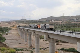 Adif comienza las pruebas de carga en los viaductos del AVE a Almería ya concluidos