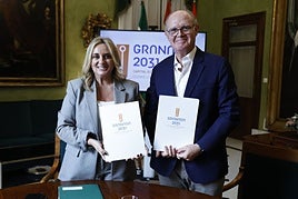 La alcaldesa de Granada, Marifrán Carazo, con David Jiménez-Blanco, presidente de Amigos de la Alhambra y de la Bolsa de Madrid.