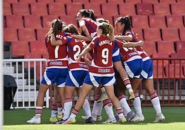 Las jugadoras del Granada femenino celebran un gol ante el Real Madrid en Los Cármenes.