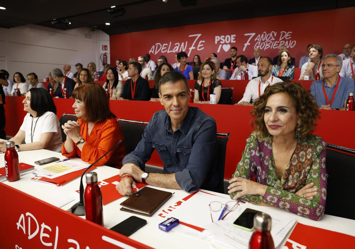 Pedro Sánchez y María Jesús Montero en el congreso del PSOE.