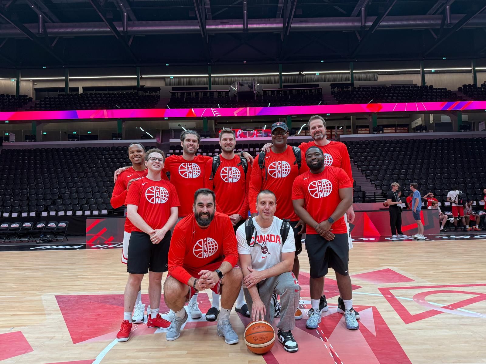 Ramón Díaz, abajo a la izquierda, junto a su cuerpo técnico en Canadá u19.